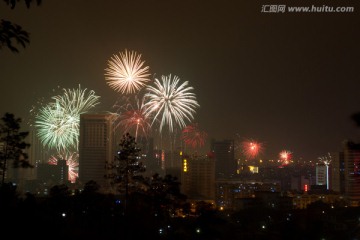 烟火下的城市