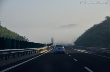 雾气迷漫的北京 水涧桥