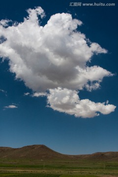 蓝天白云 田野 夏天 远山