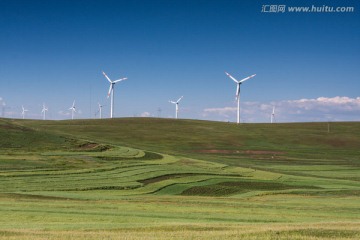 辉腾锡勒草原上的风力发电机群