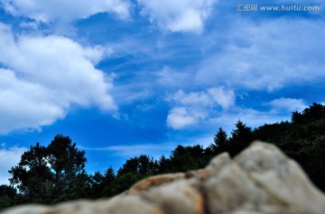 蓝天白云岩石树林