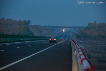 晚上的高速公路