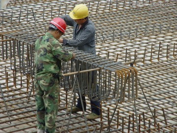 建筑工地钢筋绑扎工人