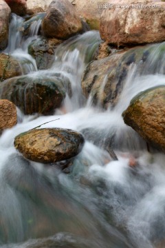 清水石间流淌