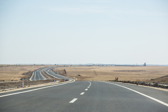 秋天草原高速公路