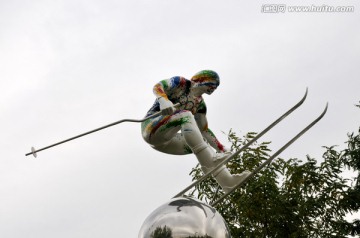 北京奥林匹克公园滑雪的雕塑