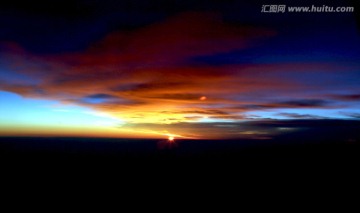 日出、天空彩霞