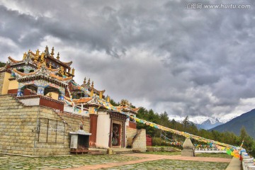 康定跑马山寺庙