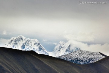 贡嘎雪山山峰