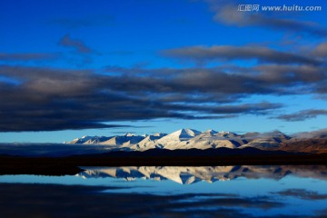 雪山倒影