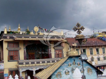 博达哈大佛塔旁边的藏传佛教寺庙