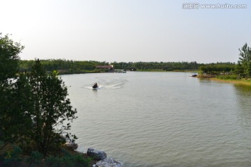 湖面冲浪 高清