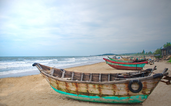 沙滩上的渔船