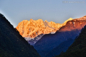 贡嘎雪山日照金山