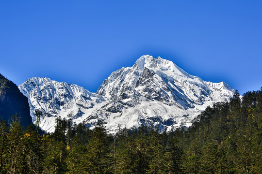 贡嘎雪山山峰