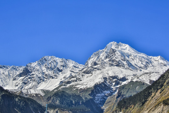 贡嘎雪山山峰
