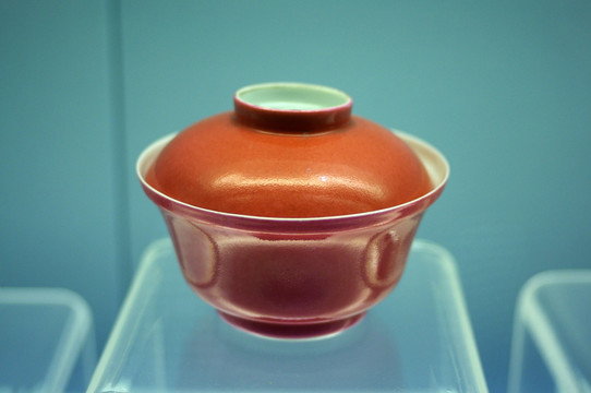 景德镇窑胭脂红釉盖碗