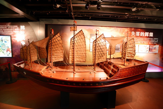 威海定远舰上展示的古战船模型