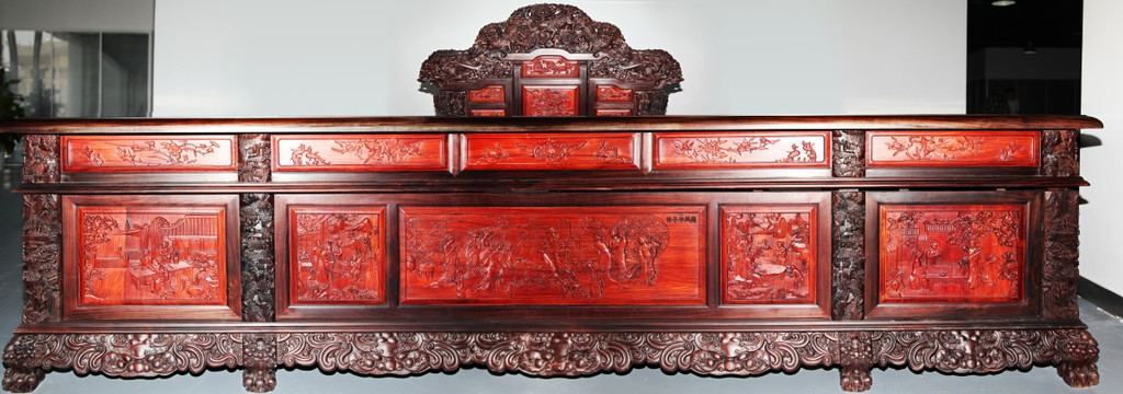 红木雕饰豪华桌椅
