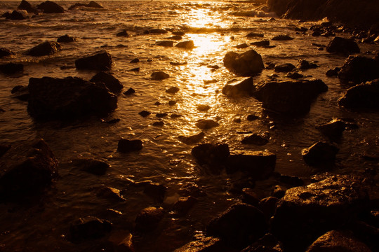 夕阳下的海岛礁石