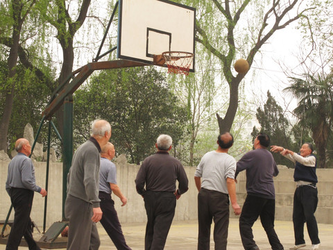 打篮球的老年人