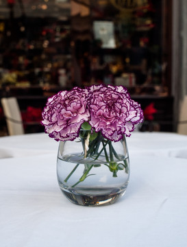 餐桌上的装饰鲜花