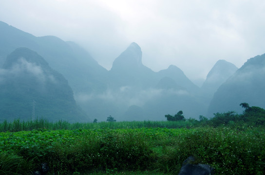 远山 云雾