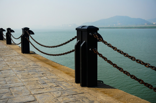 锁链绕湘江