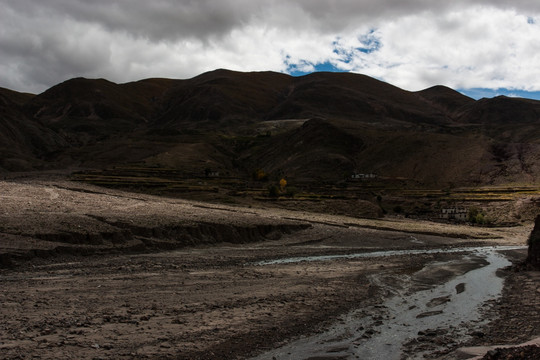 藏族村寨 河流 山坡 秋天