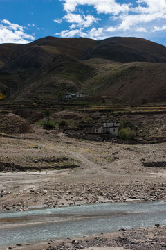 藏族村寨 竖片 竖构图 山岗