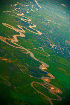 飞机上俯瞰大地上的河流