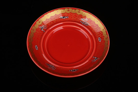 红色陶瓷盘子