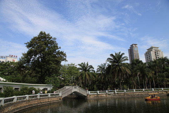 湖水石桥