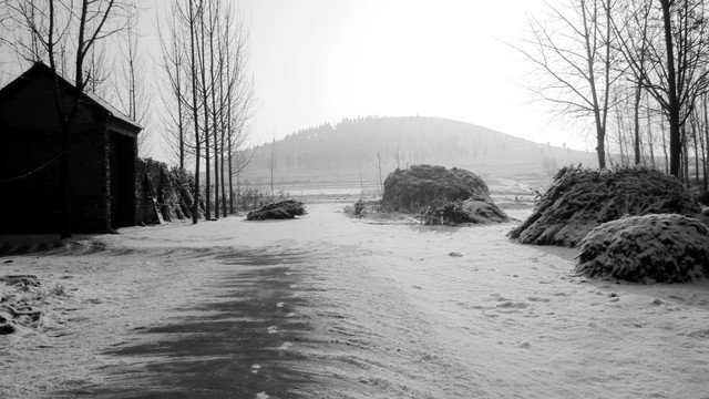 雪中山村小路