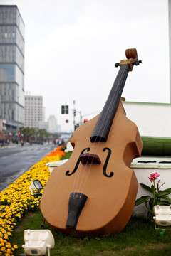 书籍 大提琴 上海 城市雕塑