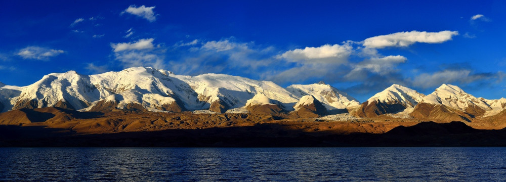 公格尔山全景图