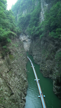 悬崖峭壁里的独行水上小道