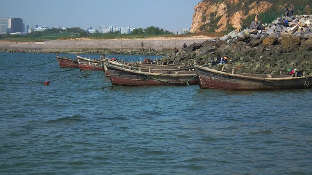 海边整齐排列的渔船