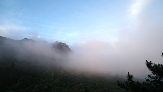 黄山 烟雾缭绕 蓝天白云（非高清）