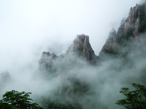 烟雾中的黄山 悬崖峭壁