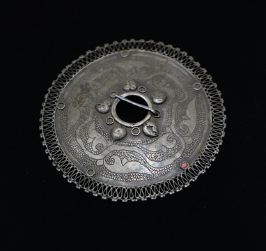 塔吉克族银胸饰