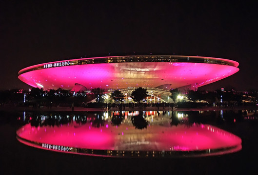 梅赛德斯奔驰文化中心夜景玫红色
