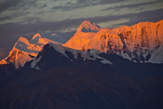 贡嘎雪山