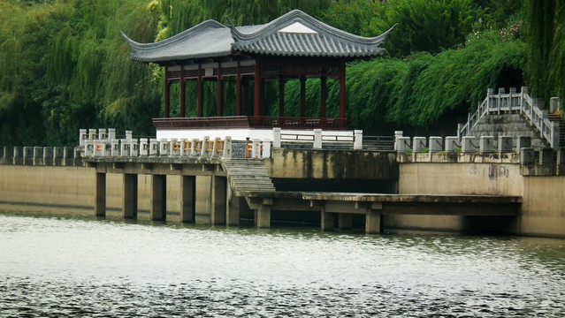河边的凉亭