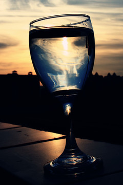 黄昏下的玻璃杯
