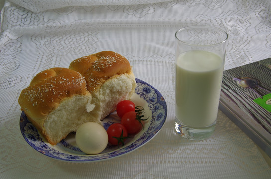 面包 牛奶 西红柿 早餐