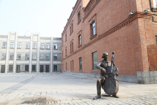 拉提琴者雕像