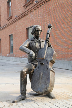 拉提琴者雕像