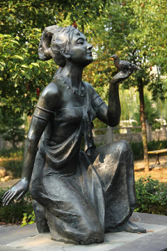 茶姐画眉雕像