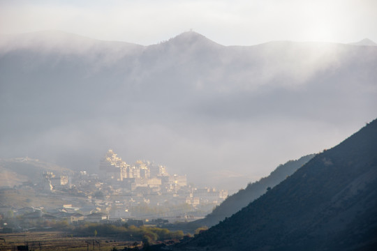 香格里拉晨雾中的松赞林寺